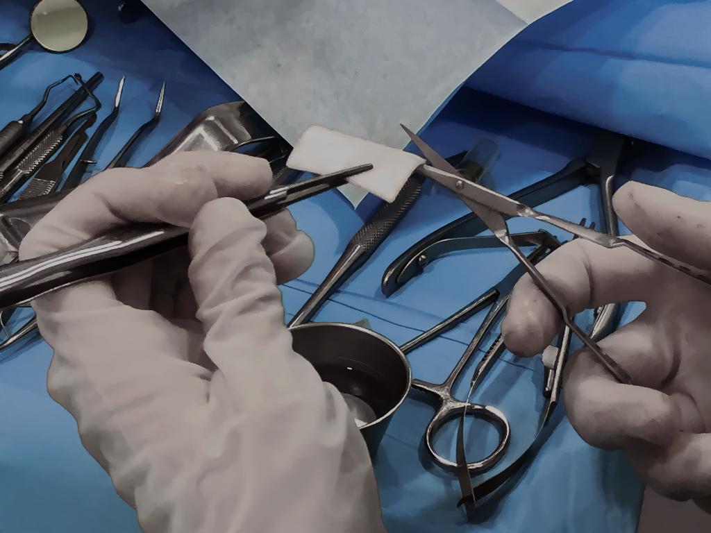 Preparación de la Dra. Natalia Palacios para una operación quirúrgica